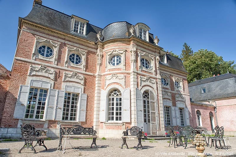 facade-du-chateau-de-bagatelle-ab306f31