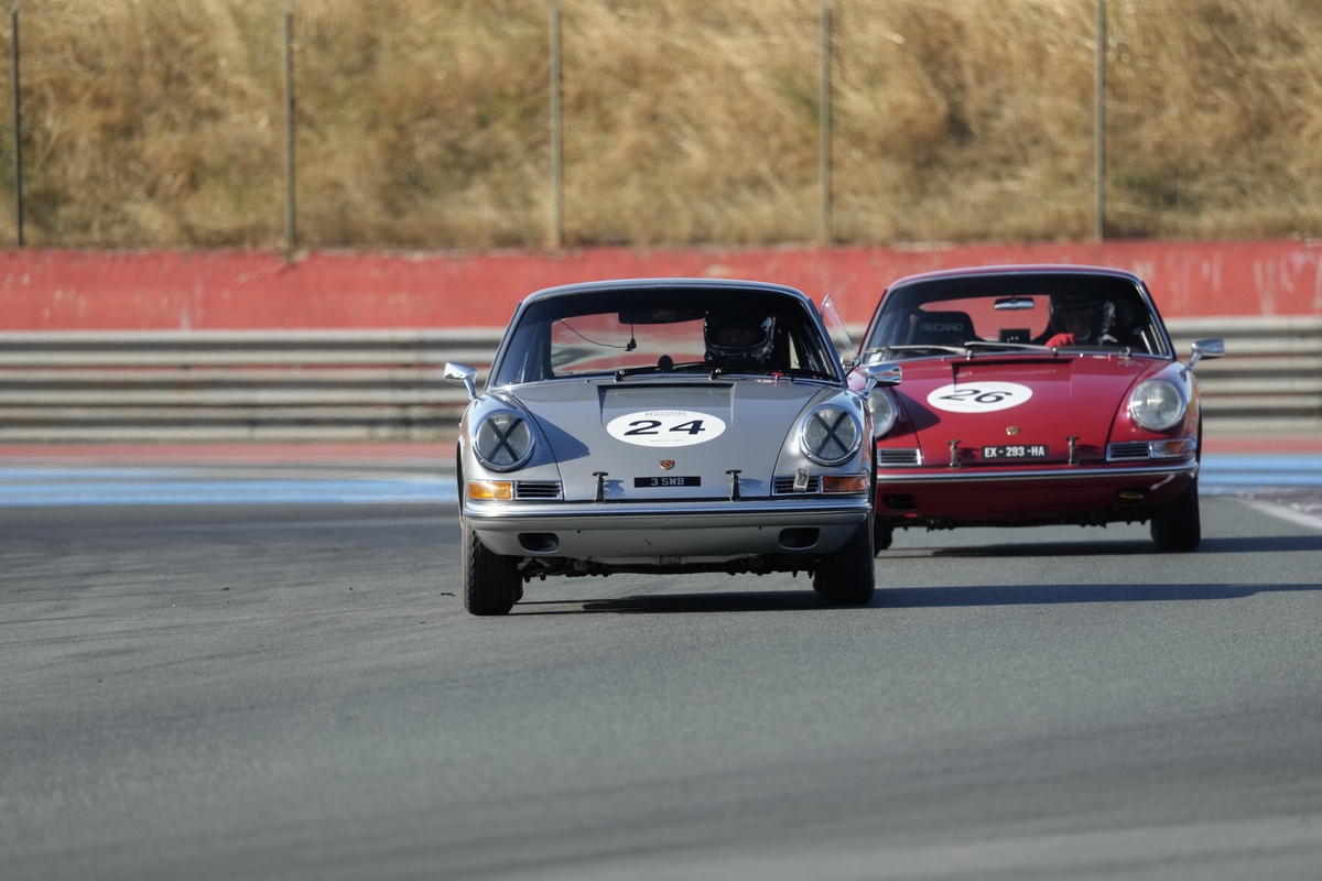 Voitures de course historiques sur le Circuit Paul Ricard lors des Dix Mille Tours 2026