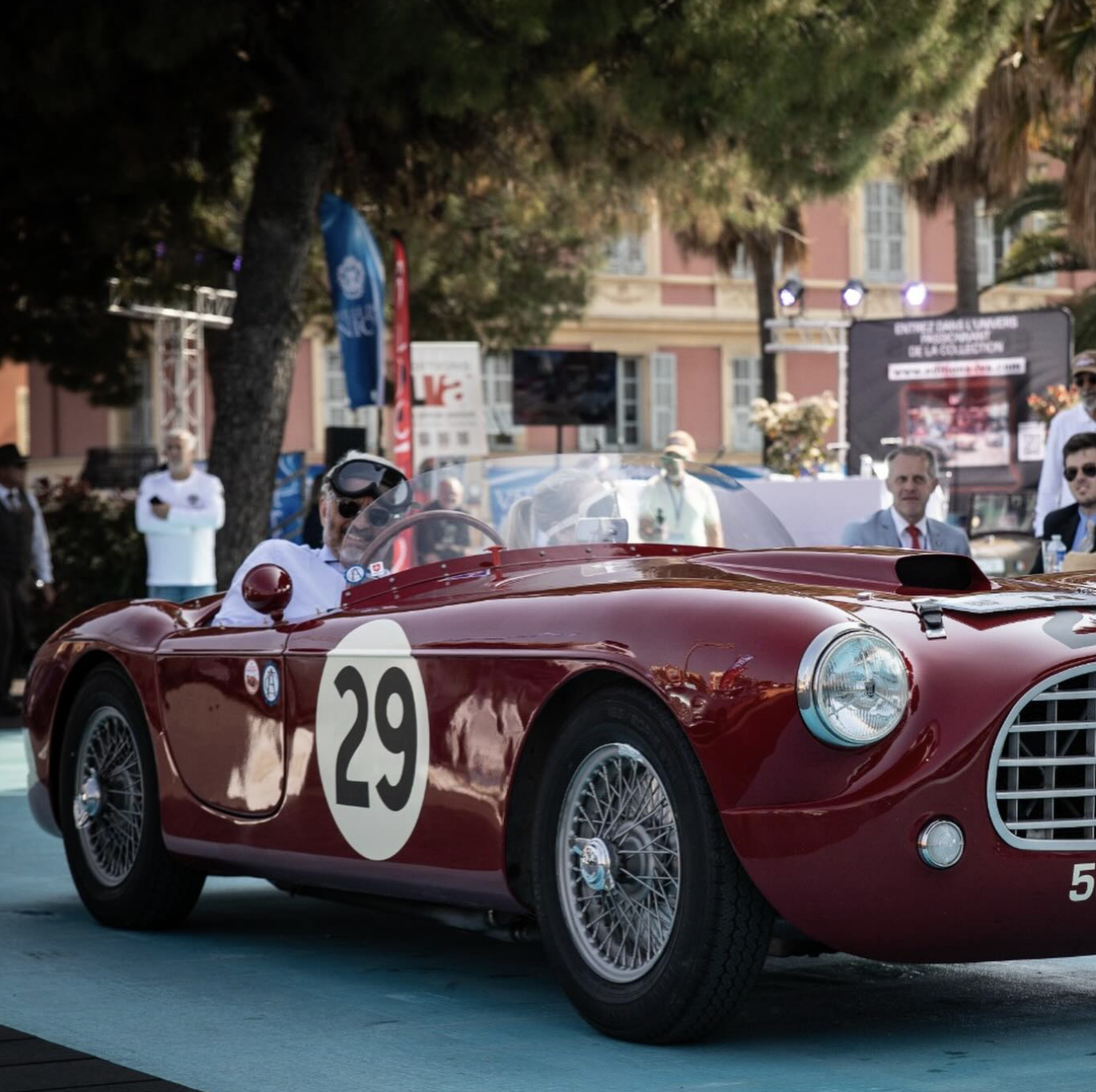 Voitures de collection exposées devant l'Hôtel Westminster lors des Légendes du Touquet Paris-Plage