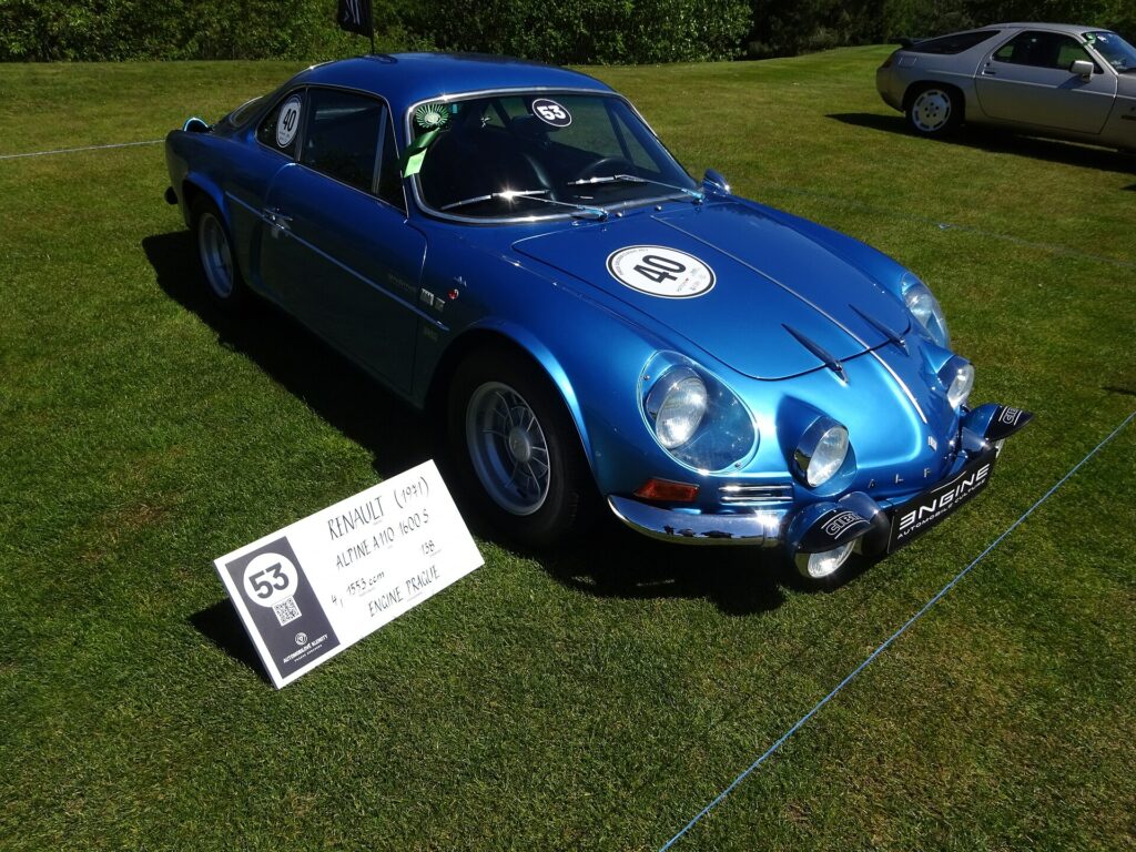 Alpine A110 1600S Berlinette bleue de 1971, vue de trois quarts avant sur une pelouse