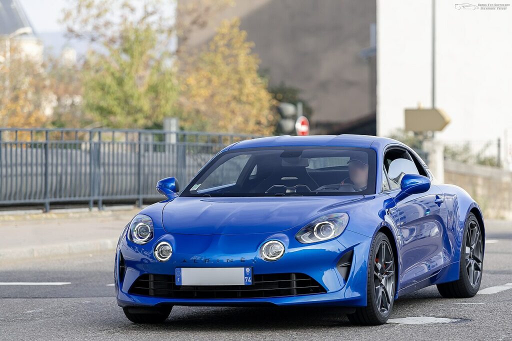 Alpine A110 S bleue en mouvement sur une route, vue de face