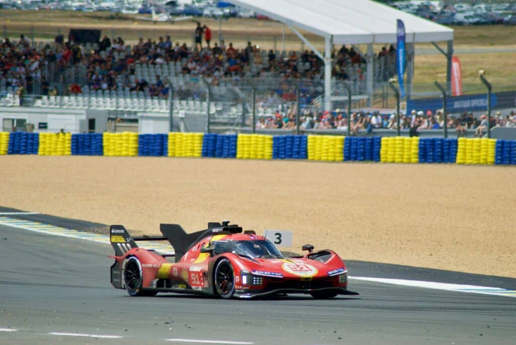 Ferrari 499P Hypercar en piste aux 24 Heures du Mans